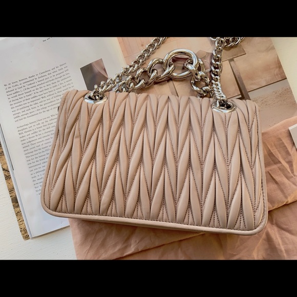 MIU MIU
Nappa Matelasse Club Shoulder Bag Cammeo - Picture 4 of 10